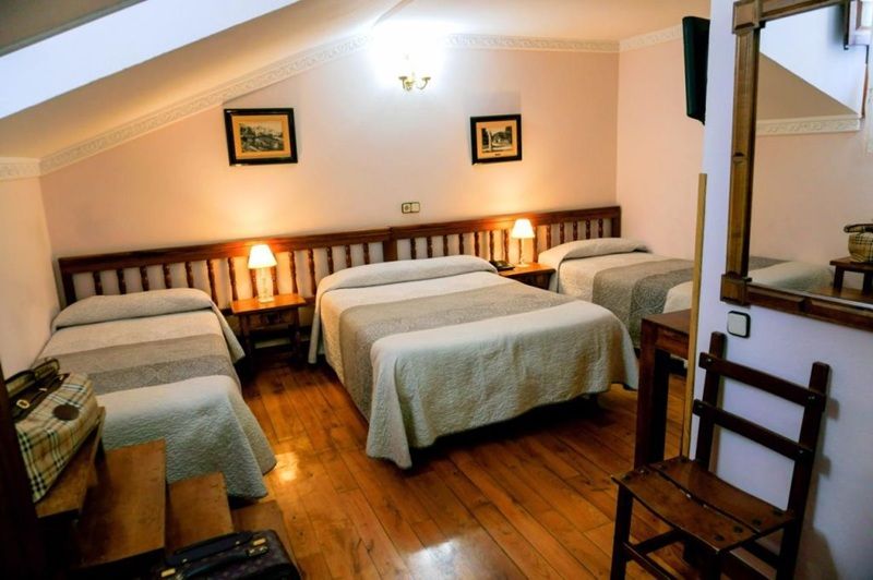 Viaje fin de curso multiaventura en Cantabria: Habitación del Hotel Los Ángeles