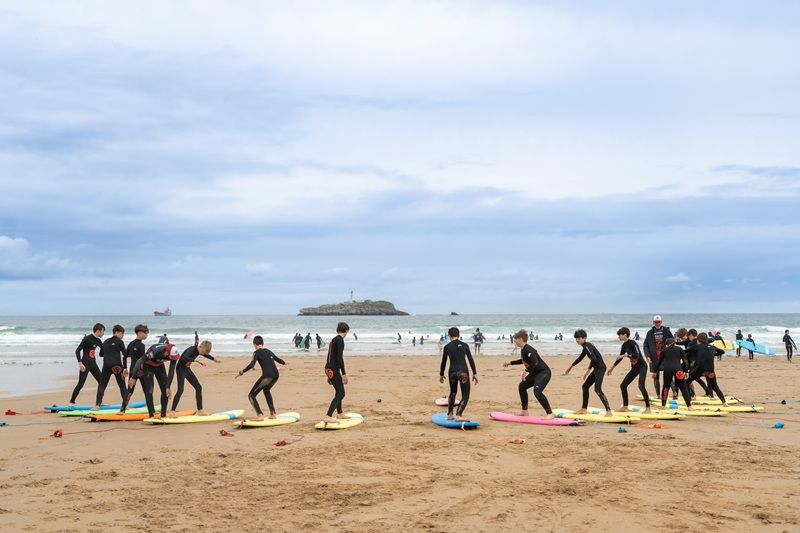 Fin de curso multiaventura en Cantabria: Surf