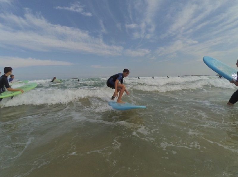Campamento de verano Surf con Inglés en Santander: Surfeando