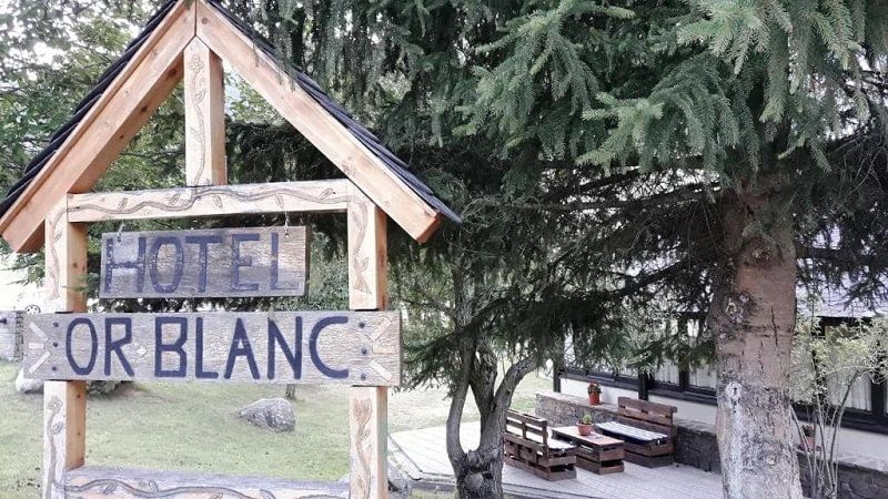 Campamento Aventura Pirineos: Entrada Hotel Or Blanc