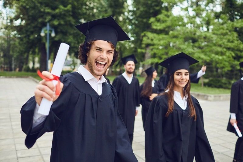 Claves para estudiar año escolar en el extranjero: Chicos graduados