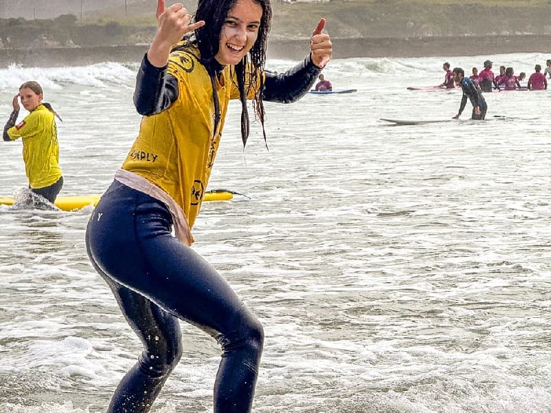 Campamento Multiactividad en Cantabria: Chica surfeando